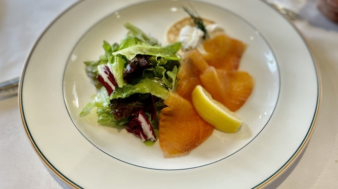 ランビアンス - 料理写真:ノルウェー産サーモンの自家桜燻製とハーブ・レモンコンフィのクリームを添えたロシア風パンケーキ