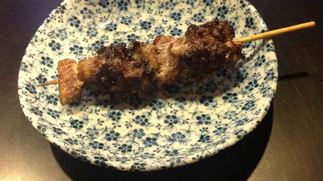 うなぎ串焼き くりから - 料理写真:えり焼き頭を叩いて食べやすく