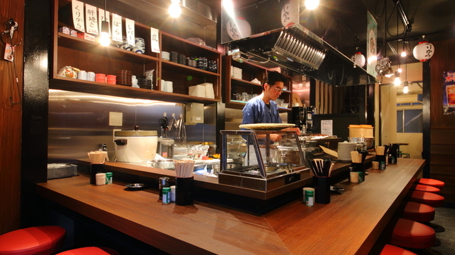 うなぎ串焼き くりから - 内観写真:カウンター席