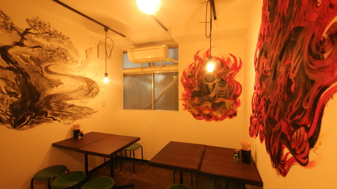 うなぎ串焼き くりから - 内観写真:テーブル席