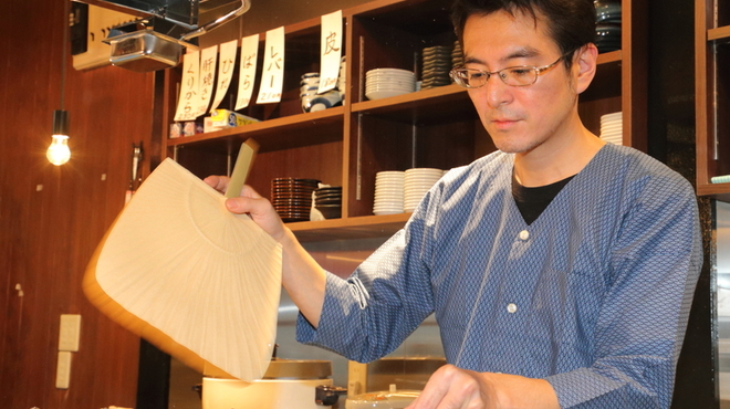 うなぎ串焼き くりから - 内観写真:【焼き場】鈴木オーナー