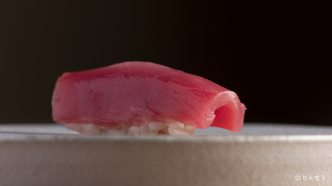 Ideno Ue Ryouri Ten - 料理写真:塩＆醤油の食べ比べを楽しめる『まぐろの赤身 握り』
