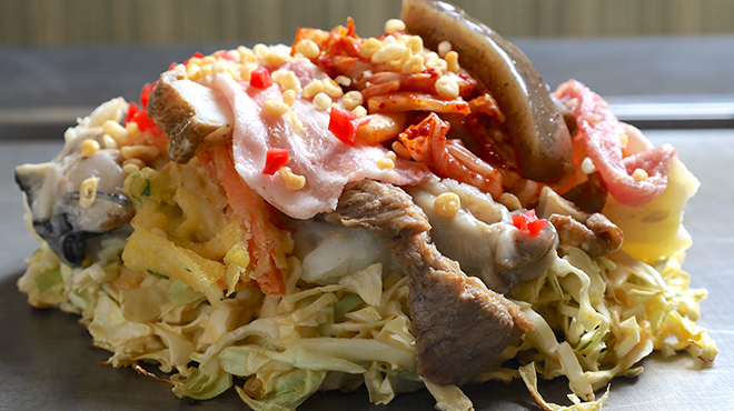 お好み焼き あじくらや - メイン写真:トッピングの調理風景