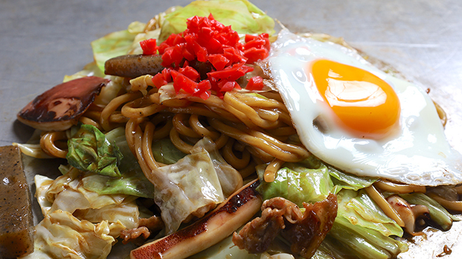 お好み焼き あじくらや - メイン写真:焼きそばいか豚コンニャク目玉のせ