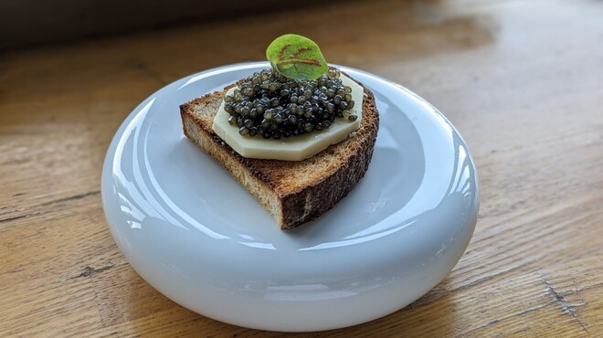 K36 - 料理写真:キャビアと自家製カンパーニュ