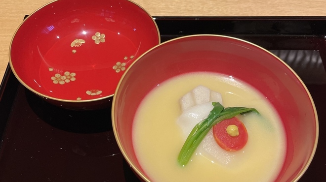 鷹庵 - 料理写真:白味噌仕立て 丸餅 亀甲大根 日の出人参 鶴小芋 鶯菜 辛子