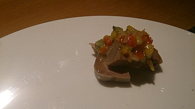 インカメラ コン テラッツァ - 料理写真:牛タン野菜ピクルスのせ