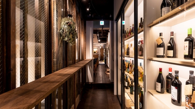 Osteria Da Boo. - 内観写真:立ち飲みカウンターにワインセラー