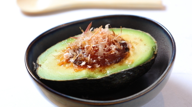 日本酒と小鉢 はやし - メイン写真:醤油漬け卵黄のアボガドのせ