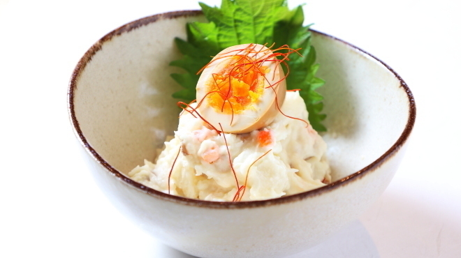 日本酒と小鉢 はやし - メイン写真:燻製ポテトサラダ