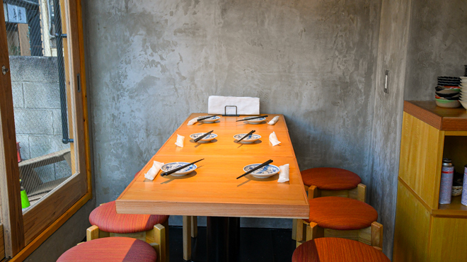 Yoisakanato Meshi Kamosuya - メイン写真:テーブル席