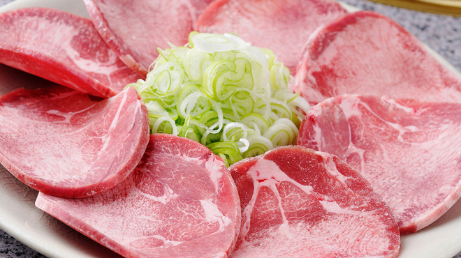 焼肉 いっぽん - 料理写真:ネギをたっぷりのせて噛めばジューシー。肉厚で柔らか『タン塩』