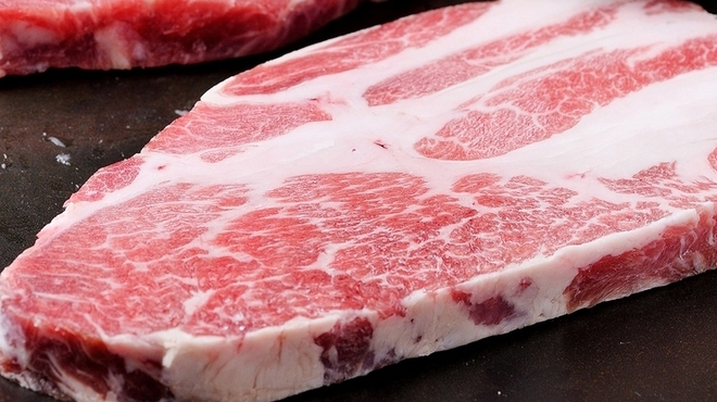 焼肉 いっぽん - 料理写真:テーブルで焼き立てをいただく贅沢な『イベリコ豚』