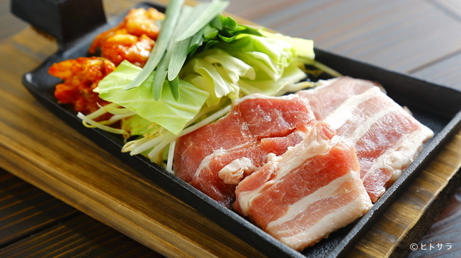 Irori Nikusuke - 料理写真:くわの形の鉄板で食材を焼き上げる『香心ポーク サムギョプサル風』