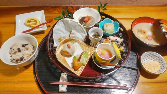 大和薬食処 ならやま茶館 - 料理写真:新春御膳　　　　　きなこをまぶして食べる大和の雑煮と新年を祝う品々　