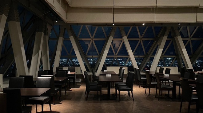 MOET&DINING - 内観写真:夜は昼間とは異なった空間となっています。