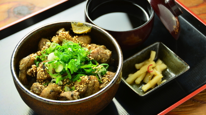長州屋瓦 湯田店 - N1冠軍三年連續獲勝的名物「圓圓丼」