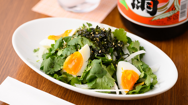 とん足　びーちゃん - メイン写真:香菜(シャンツァイ)と玉子のサラダ