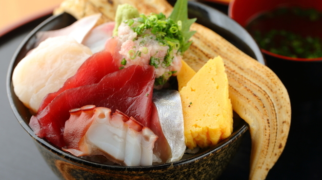 Maeda - 料理写真:炙り穴子一本のせ海鮮丼