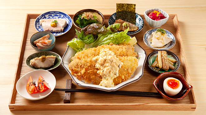 Rindou - メイン写真:選べるメインと10種の副菜(大きなアジフライ 自家製タルタル)