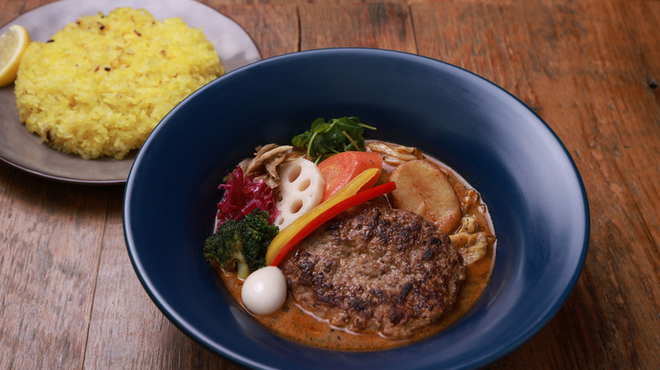 スープカレー トレジャー - 料理写真:ハンバーグは北海道牛と知床のサチク赤豚を手ごねし、オーダーが入ってから鉄板で焼き上げた、当店自慢のジューシーなハンバーグです。