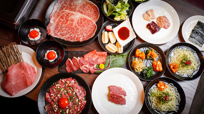 黒毛和牛焼肉 白か黒 - メイン写真: