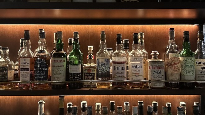 フレンチモンスター美飲倶楽部 - ドリンク写真:オールドウイスキーを多くラインナップ