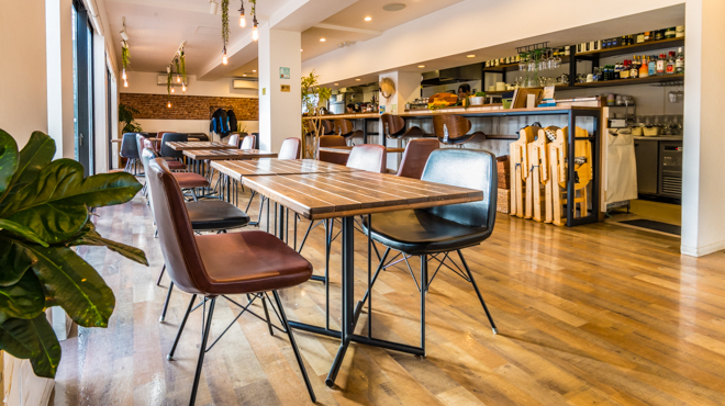 Cafe terrace kikinomori - メイン写真:ゆっくり食事が出来るテーブル席