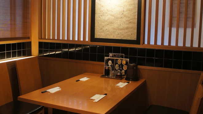 江南 - 内観写真:落ち着いた雰囲気のテーブル席
