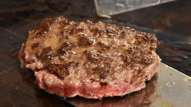 ブーストバーガー - メイン写真:肉を焼いている所