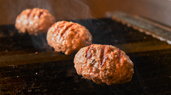ハンバーグかしわ野 - メイン写真:調理風景