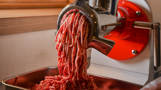 ハンバーグかしわ野 - メイン写真:しっかり熟成させた挽肉を毎日店内で挽いています