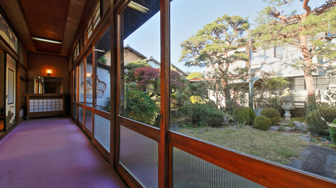 Kourakuen - 内観写真:中庭からの景色も美しい