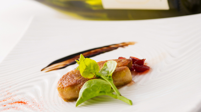 シェ トモ - 料理写真:フランス産の濃厚な味わいのフォアグラ クランベリーのソースで