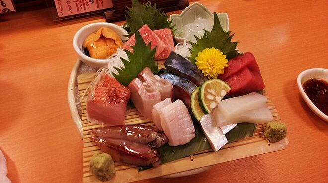 味彩山久 - 料理写真:確かな目利きの技で選んだ魚介類を刺身でご提供