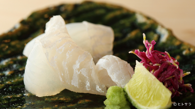 鮨 登喜和 - 料理写真:接待・会食にふさわしい、さまざまな味覚が一堂に揃う『おまかせ〜地物のマコガレイ』