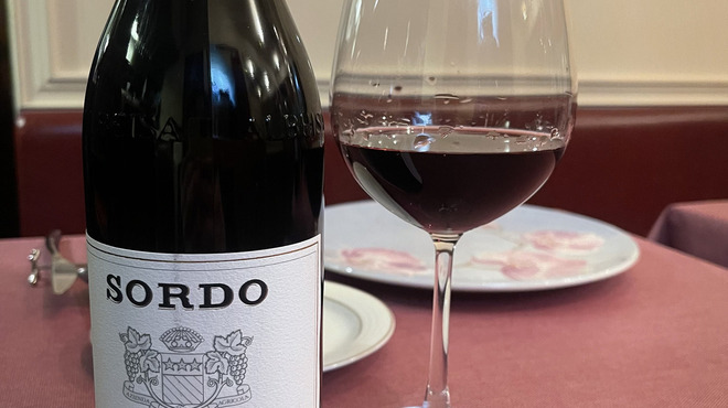 Ragure-Su - ドリンク写真:ItalyPiedmont/Barolo Sordo イタリアワインの王と呼ばれる特級畑ワイン。艶やかで上質なタンニンの中に、圧倒的な余韻。 ノヴェッロ村の標高の高い傾斜で生まれる、美しく気品溢れるワイン。