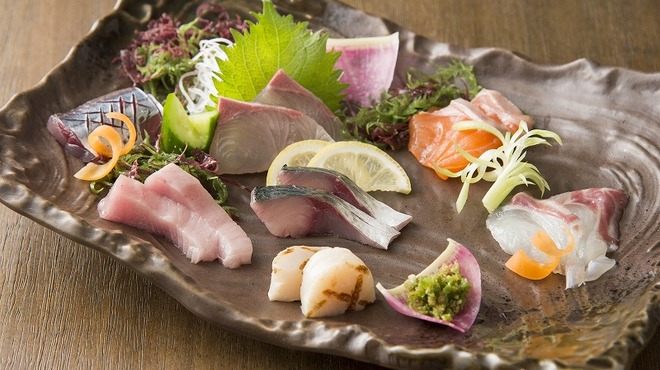 伊都旬彩 こころ - 料理写真:刺身の盛り合わせ(1人前980円)青唐辛子を薬味にめしあがってみて下さい