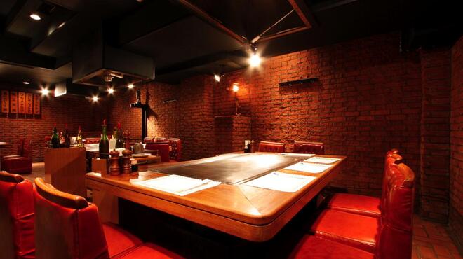 DANTE - 内観写真:全テーブル鉄板付の大人の隠れ家です。