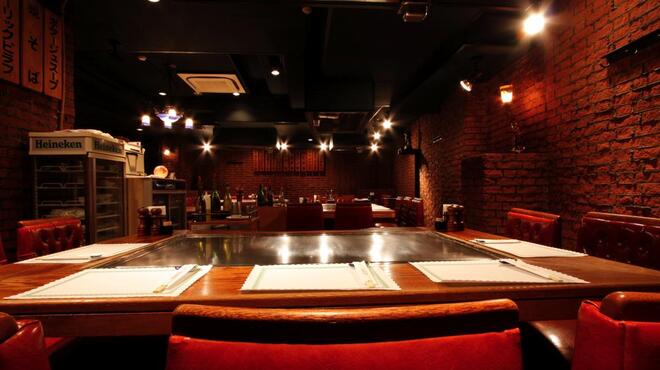 DANTE - 内観写真:行き届いたサービス・シェフの熟練の技術や手捌きに定評があり
海外からのお客様も多く訪れているお店です。 