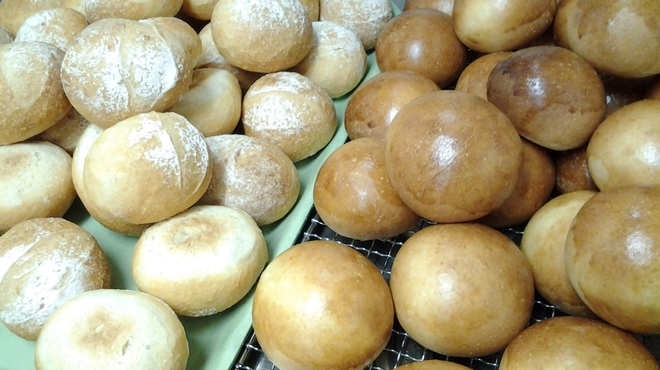 ミラベル - 料理写真:毎日焼きたて自家製パン