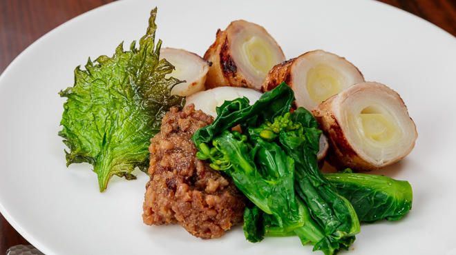 牛鉄板鍋 馨 - メイン写真:太ネギと豚バラの丸太焼