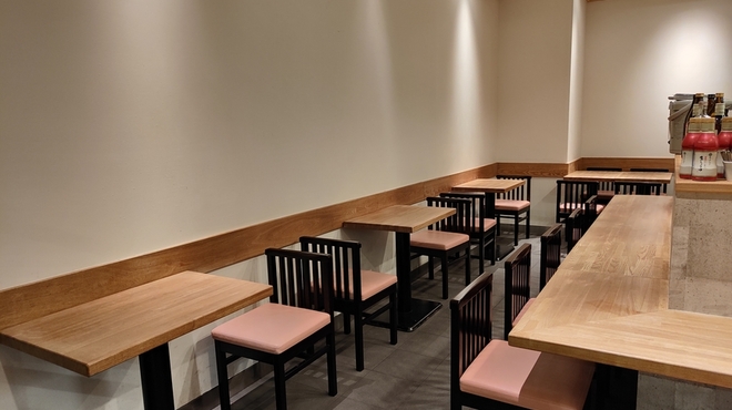 豊洲市場 山はら - 内観写真:2名様掛けテーブル席は6席ございます。