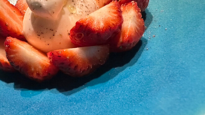 フレンチモンスター美飲倶楽部 - 料理写真:徳島、浜さんのイチゴのサラダ。