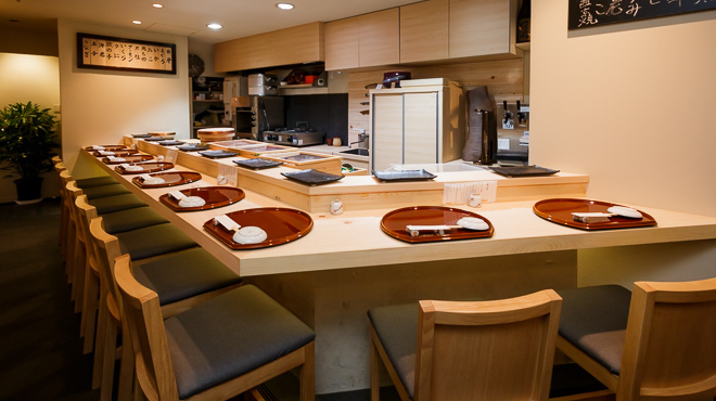 Sushidokoro Orita - メイン写真:ひのきのカウンター席で旬の食材をご堪能下さい。