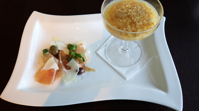 フランス食堂1663 - 料理写真:プロシュート＆チーズ＆厳選オリーブマリネ　本日のスープ