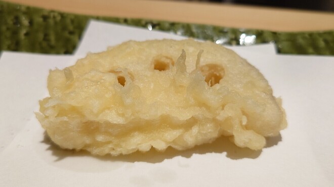 元町 井おか - 料理写真:目の前で揚げる天ぷら