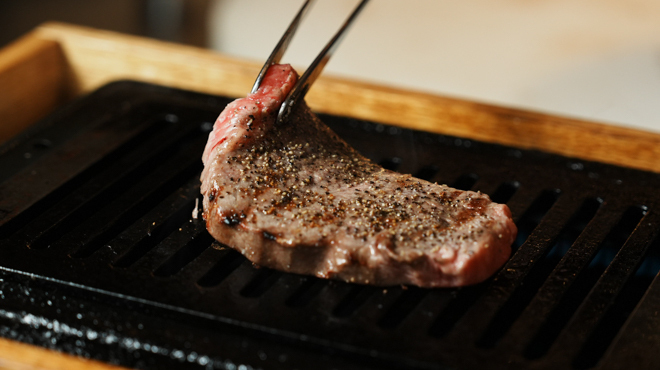 和牛焼肉 布上 - メイン写真:肉を焼いている所