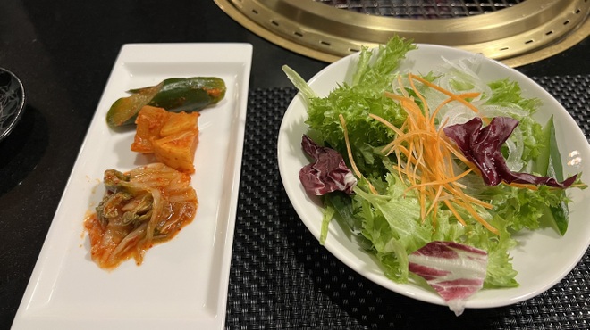 近江亭 - 料理写真:キムチ盛り合わせと彩りサラダ