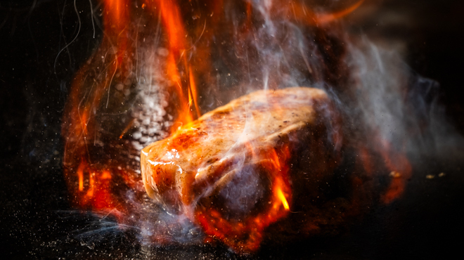 Teppankushiyaki Dainingu Bobu - メイン写真:鉄板でお肉を焼いているところ